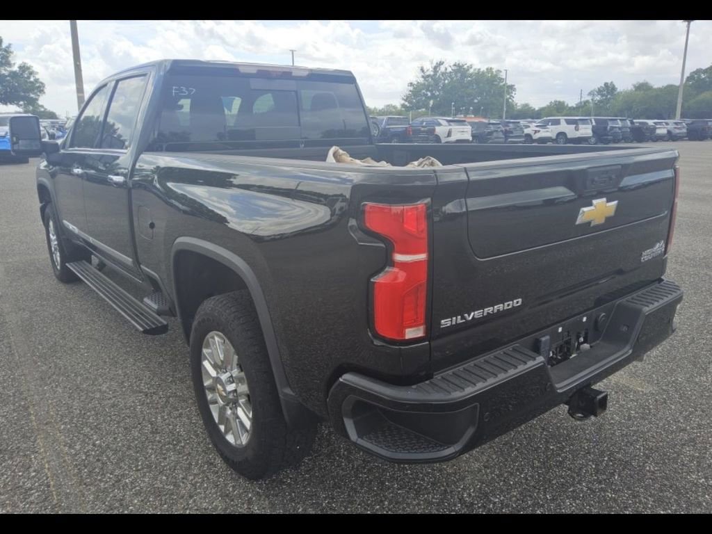 Used 2024 Chevrolet Silverado 2500 High Country w/ Technology Package AWD/4WD image 3