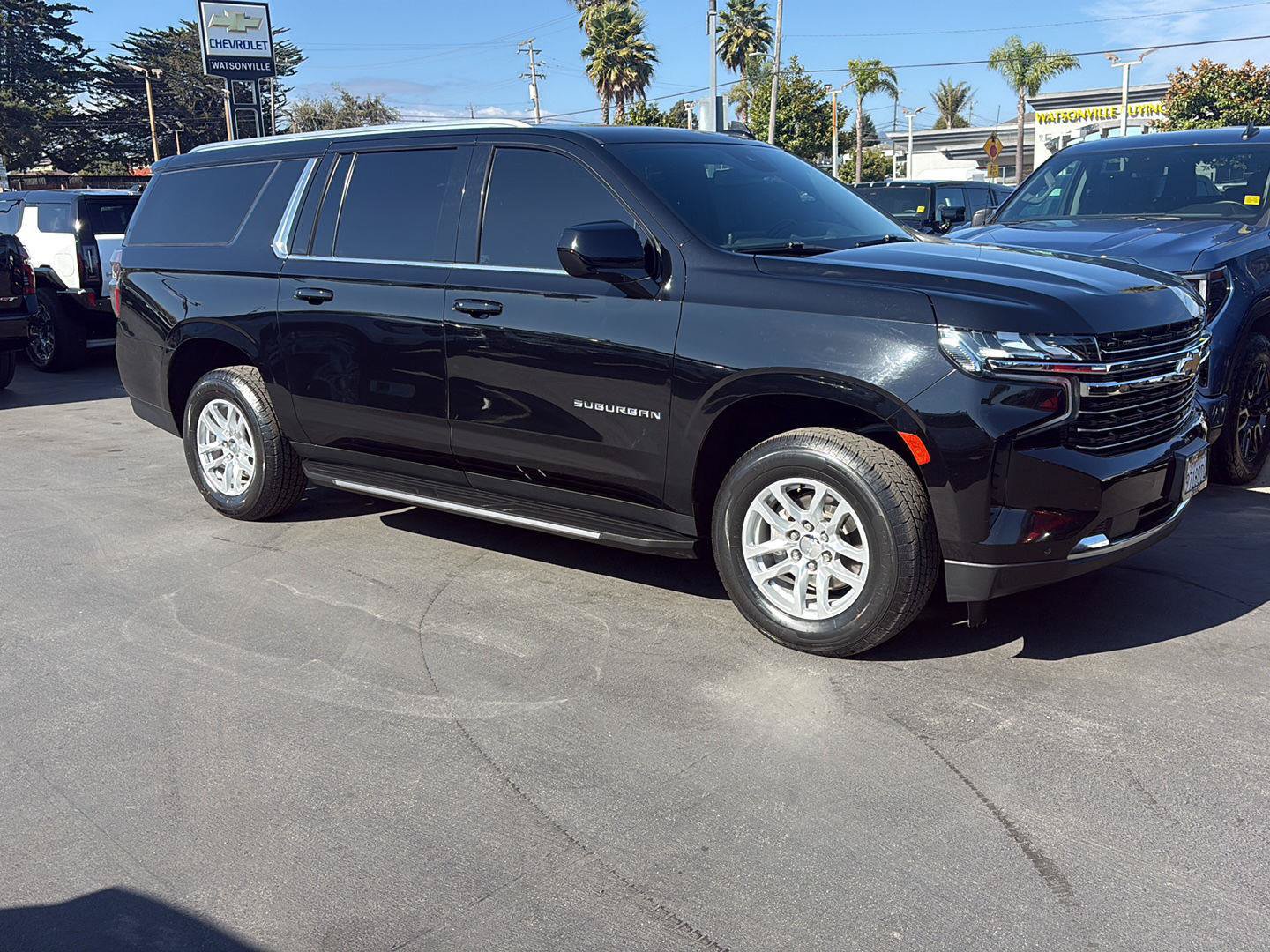 Used 2023 Chevrolet Suburban LT RWD image 2