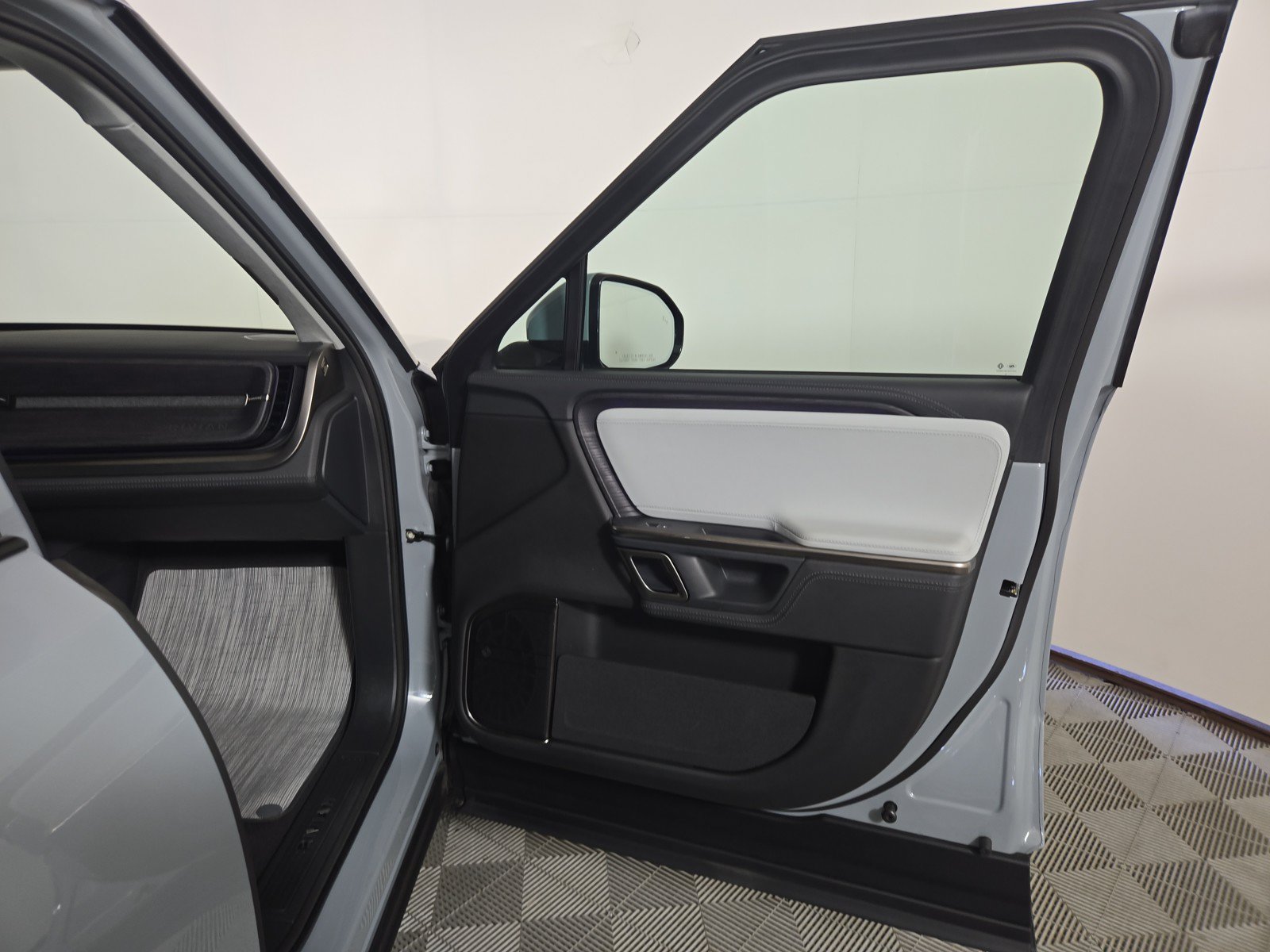 Used 2024 Rivian R1S Adventure AWD/4WD image 18