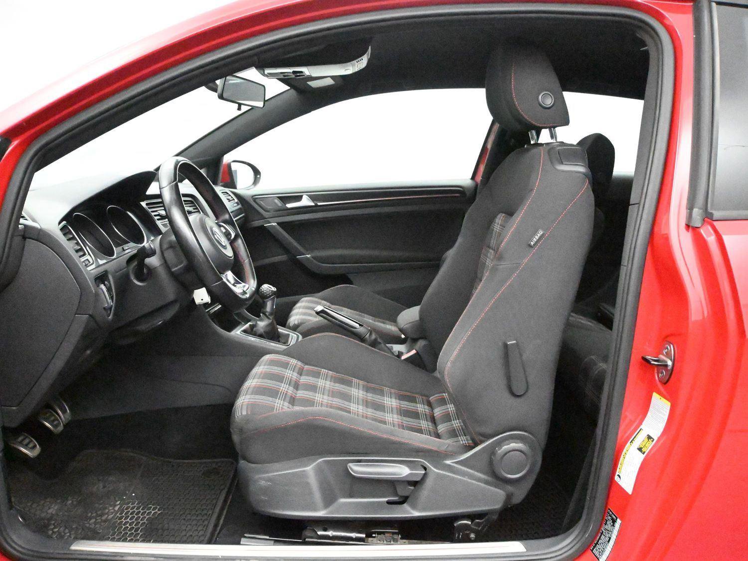 Used 2015 Volkswagen Golf S image 7