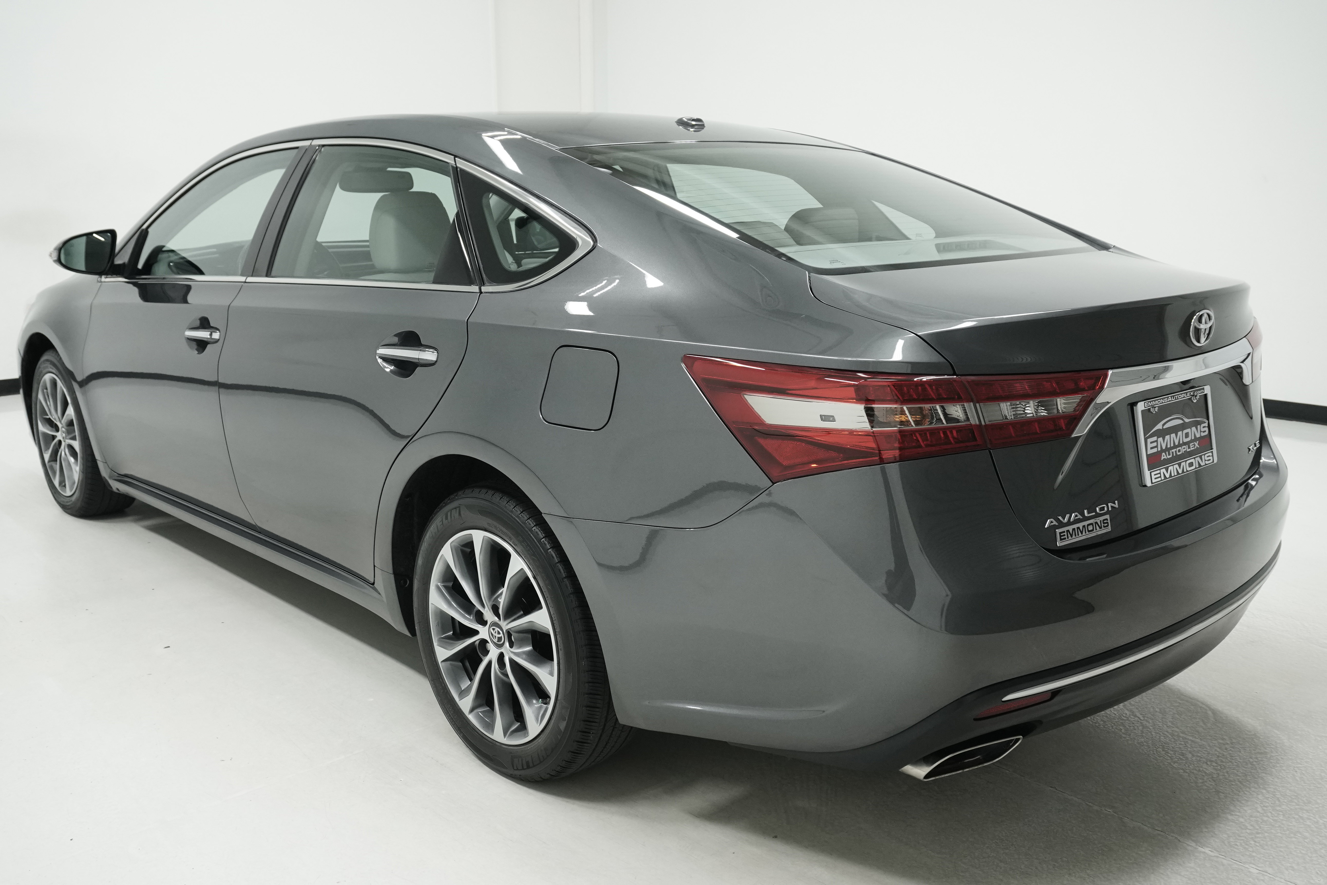 Used 2017 Toyota Avalon XLE image 6