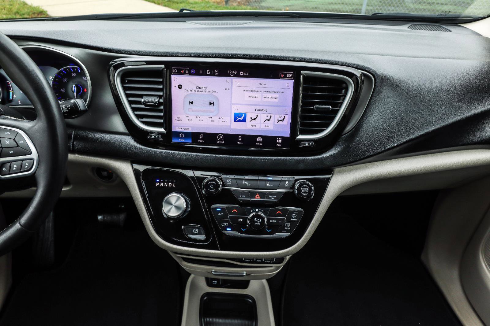 Used 2023 Chrysler Pacifica Touring-L FWD image 29