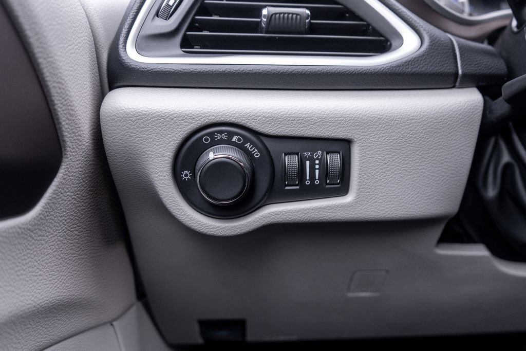 Used 2023 Chrysler Voyager LX FWD image 22