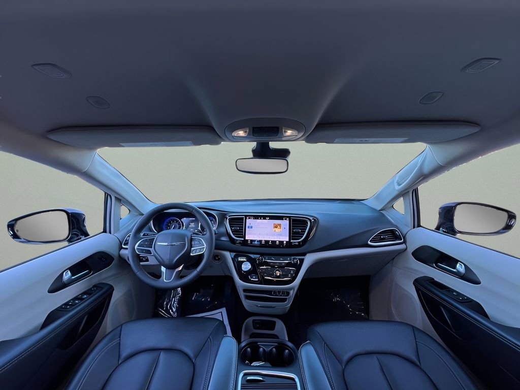Used 2024 Chrysler Pacifica Touring-L image 18