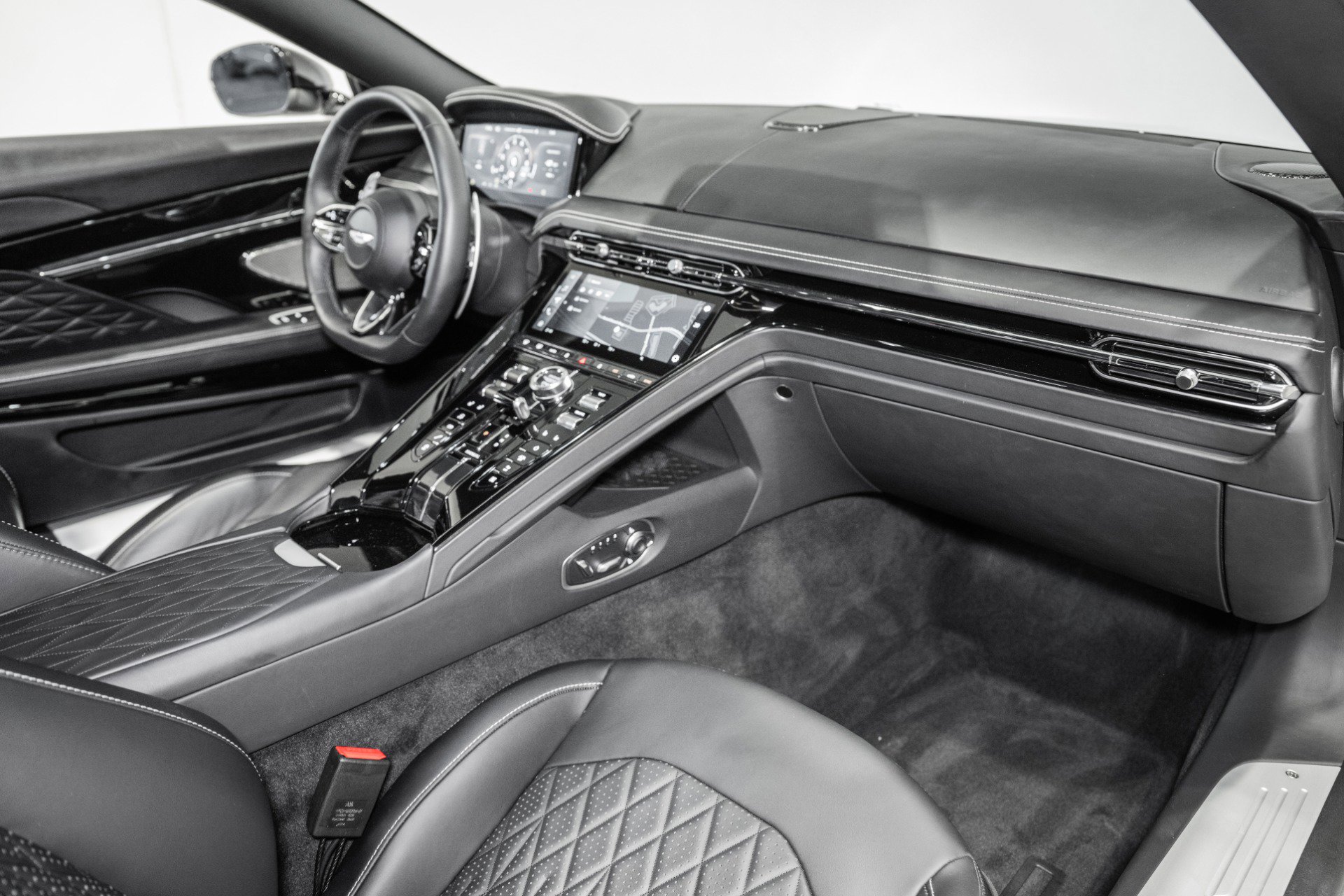 Used 2024 Aston Martin DB12 Coupe RWD image 16