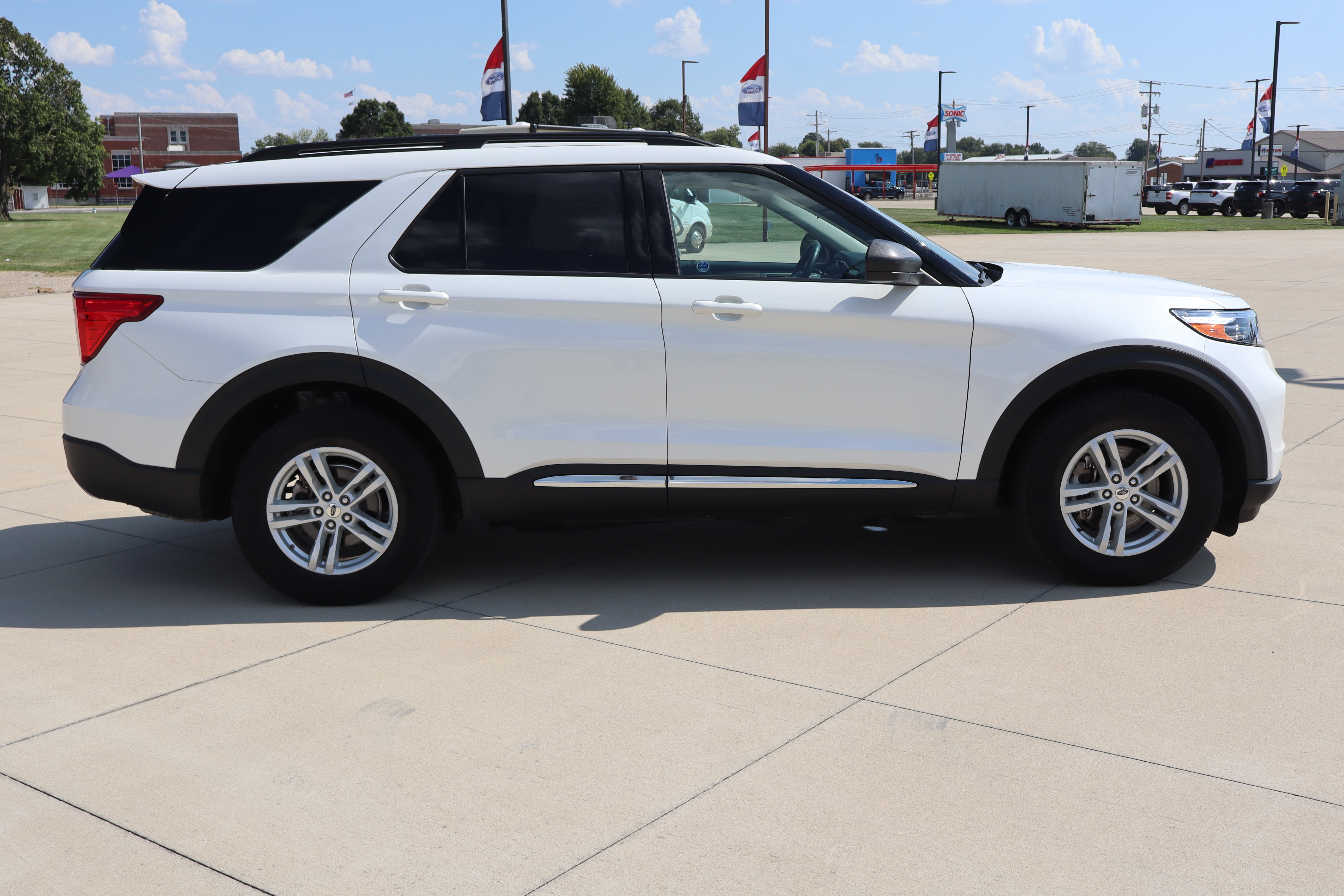 Used 2024 Ford Explorer XLT w/ Equipment Group 202A AWD/4WD image 4