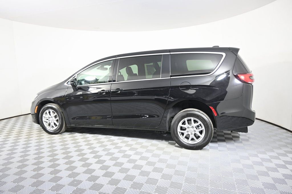 Used 2025 Chrysler Pacifica Select FWD image 4