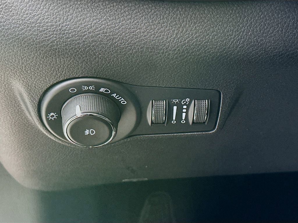 Certified 2023 Jeep Compass Limited image 17