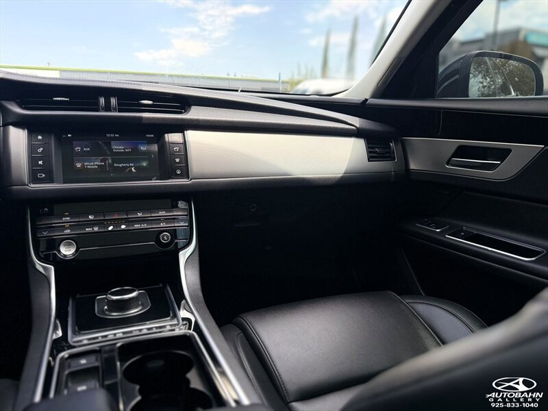 Used 2018 Jaguar XF Premium RWD image 19