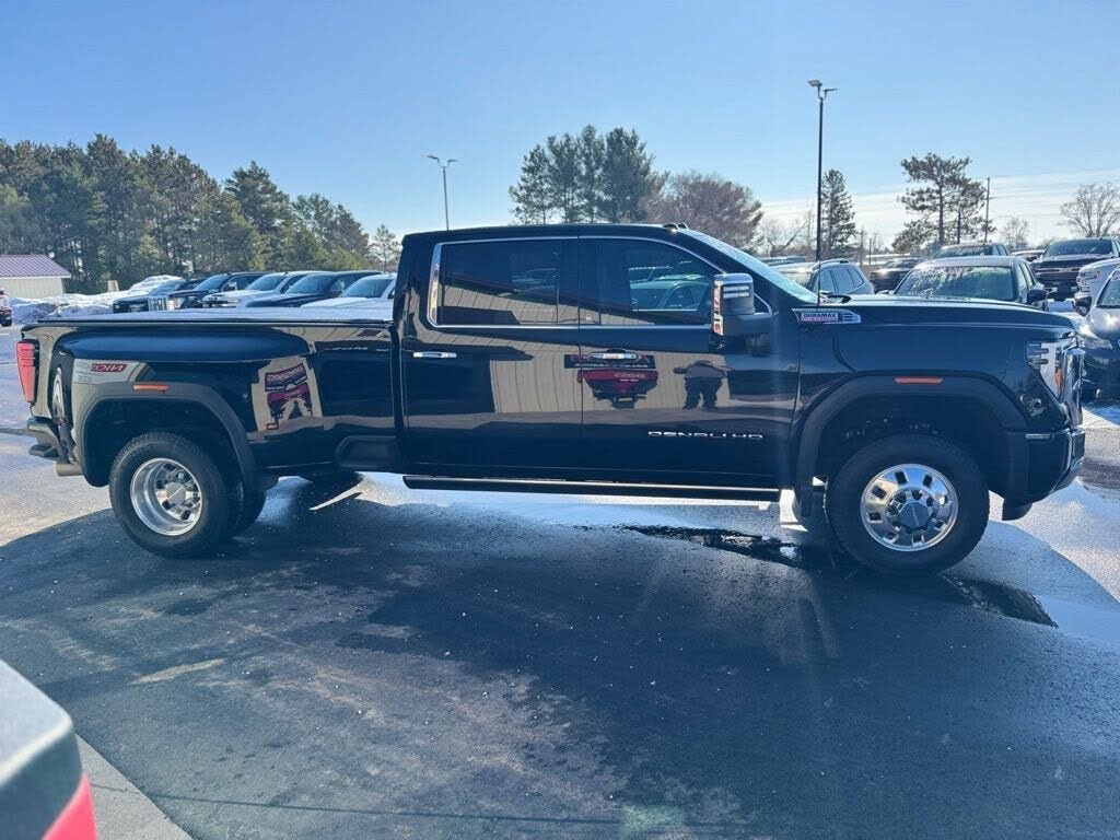 Used 2025 GMC Sierra 3500 Denali image 4