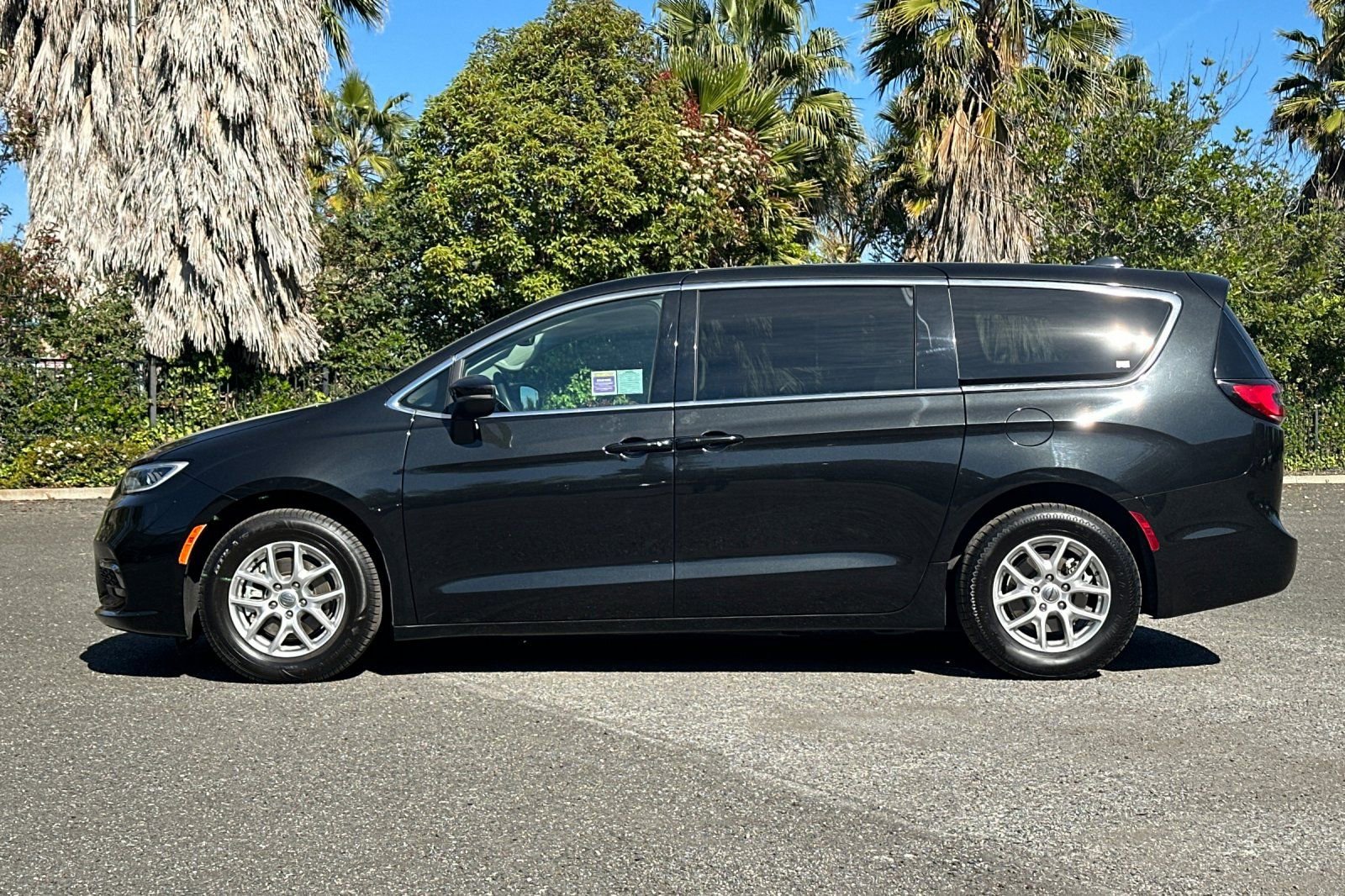 Used 2023 Chrysler Pacifica Touring-L image 6