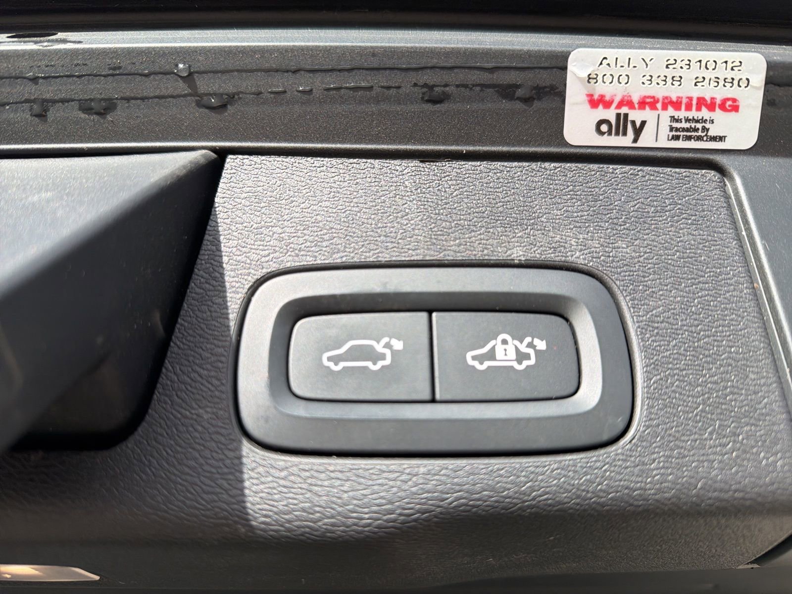 Certified 2025 Volvo XC60 T8 Plus w/ Protection Package Premier image 31