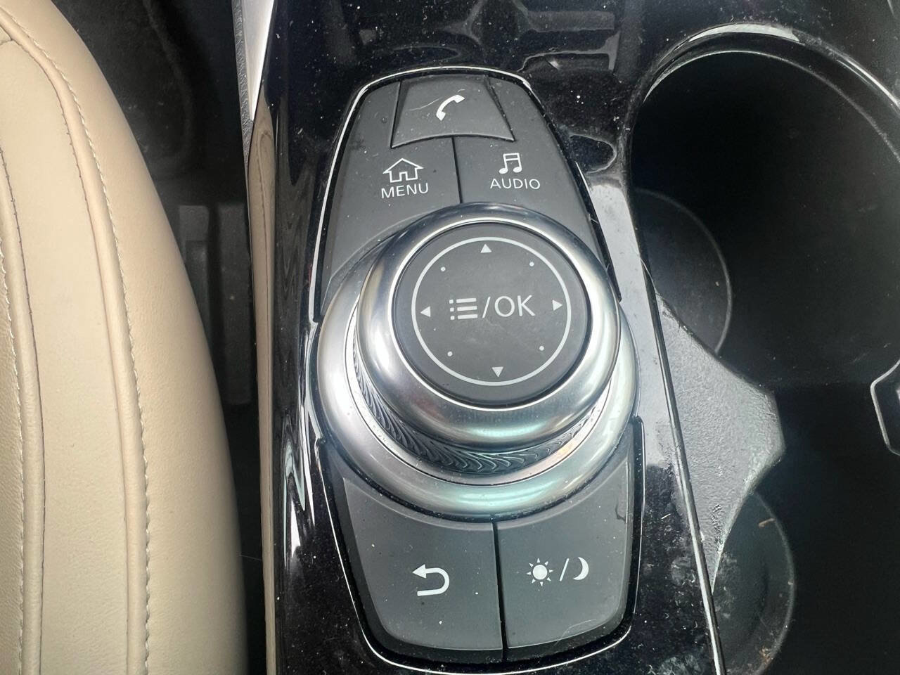 Used 2018 INFINITI QX30 Premium image 28