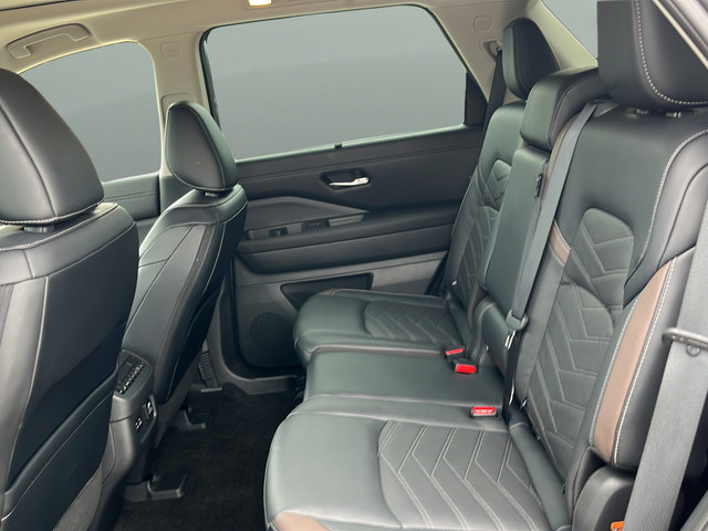 Used 2023 Nissan Pathfinder Platinum w/ Cargo Package AWD/4WD image 19
