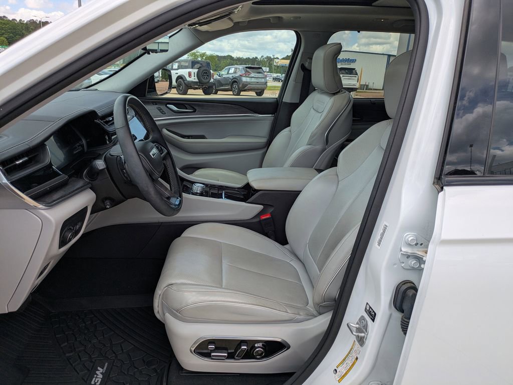 Used 2023 Jeep Grand Cherokee Overland w/ Adv Protech Group III image 4