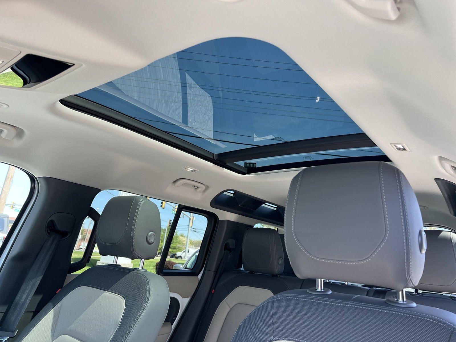 Used 2024 Land Rover Defender 110 X-Dynamic SE image 32