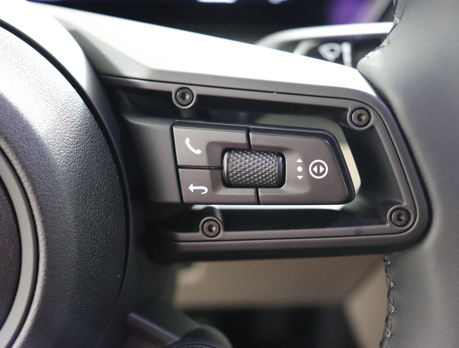 Certified 2025 Porsche Macan Electric RWD image 36