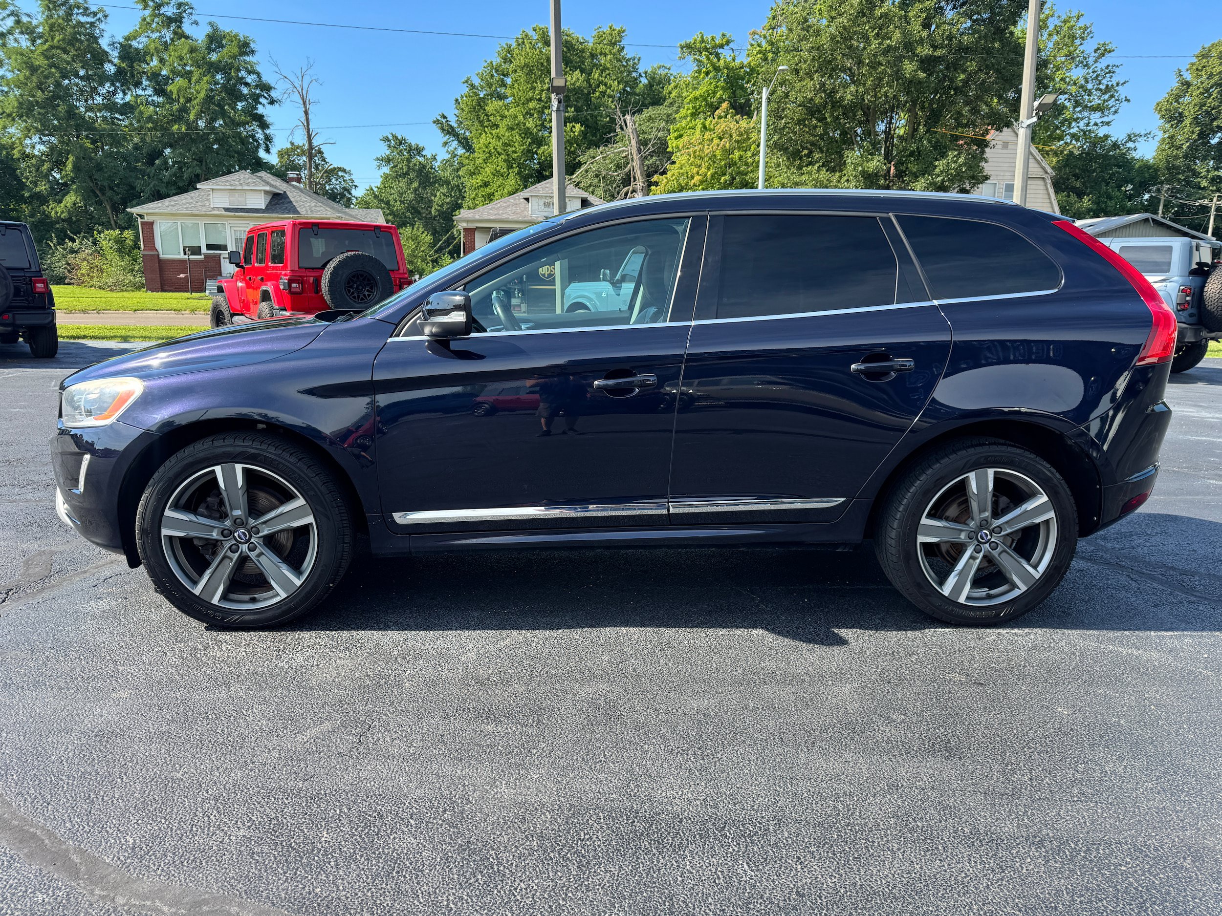 Used 2017 Volvo XC60 T6 Dynamic w/ Advanced Package AWD/4WD image 4