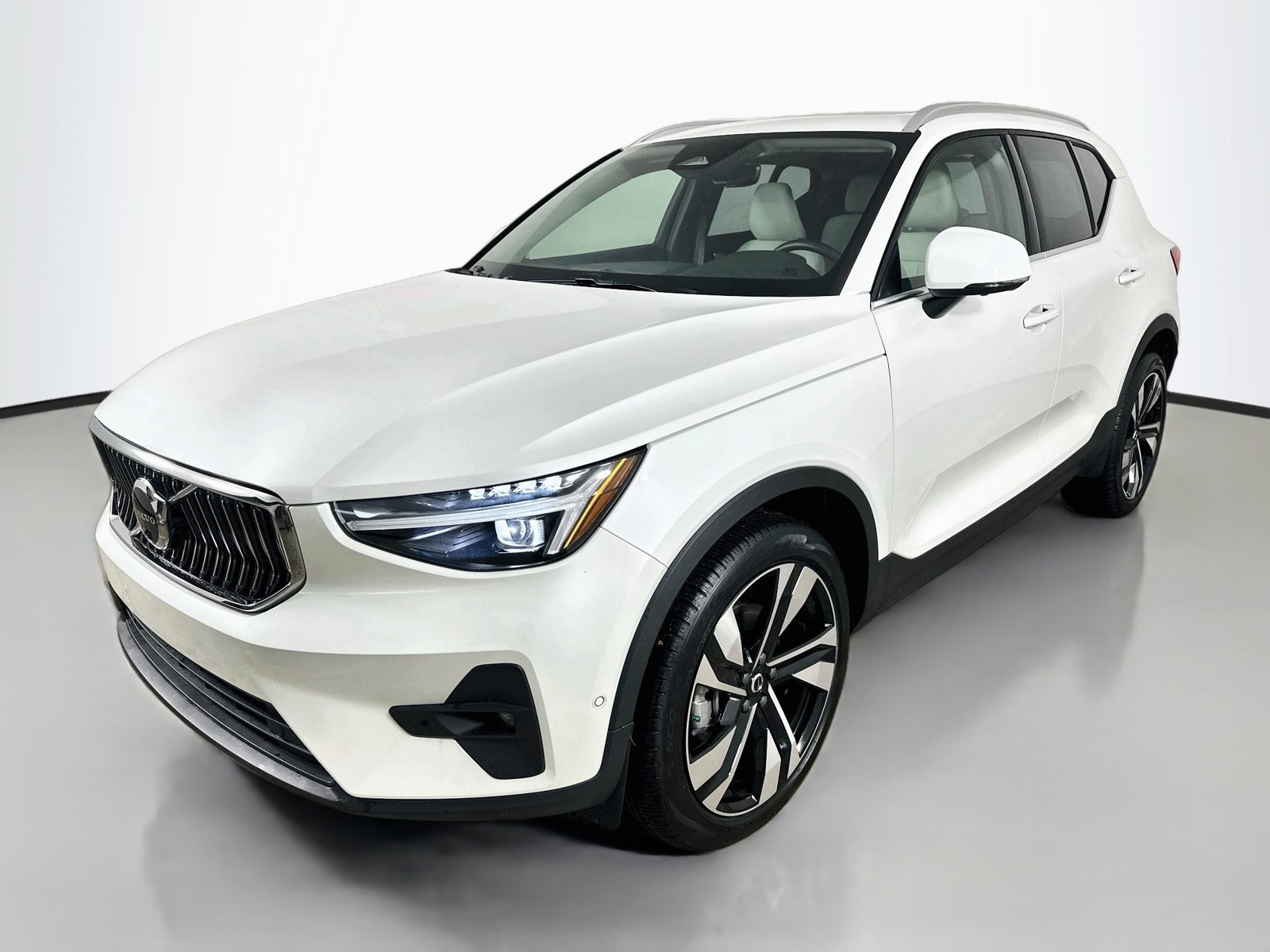 Certified 2025 Volvo XC40 B5 Ultra w/ Protection Package