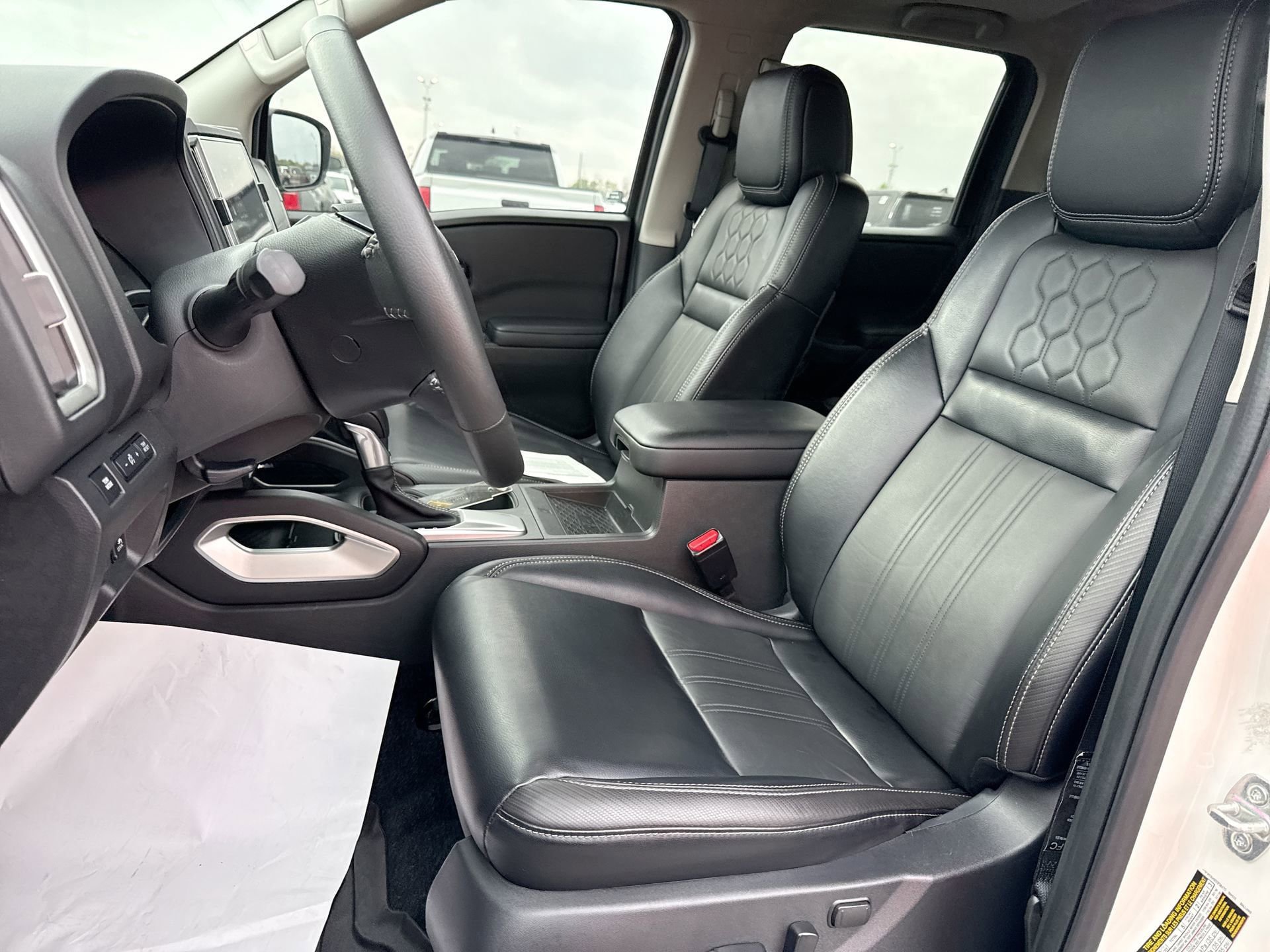 Used 2025 Nissan Frontier SL AWD/4WD image 13