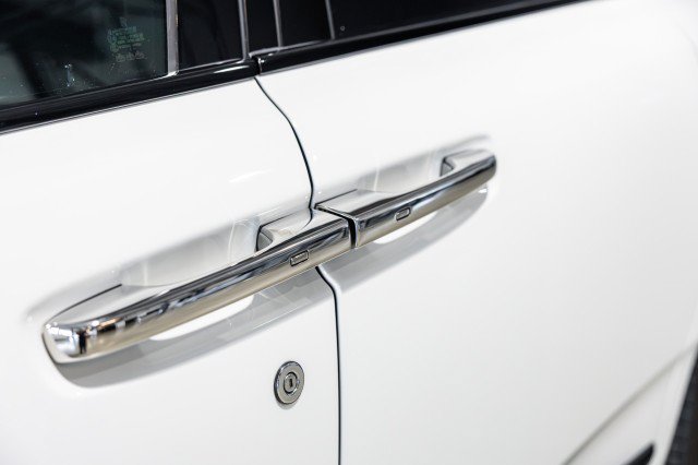 Used 2022 Rolls-Royce Cullinan Black Badge AWD/4WD image 17
