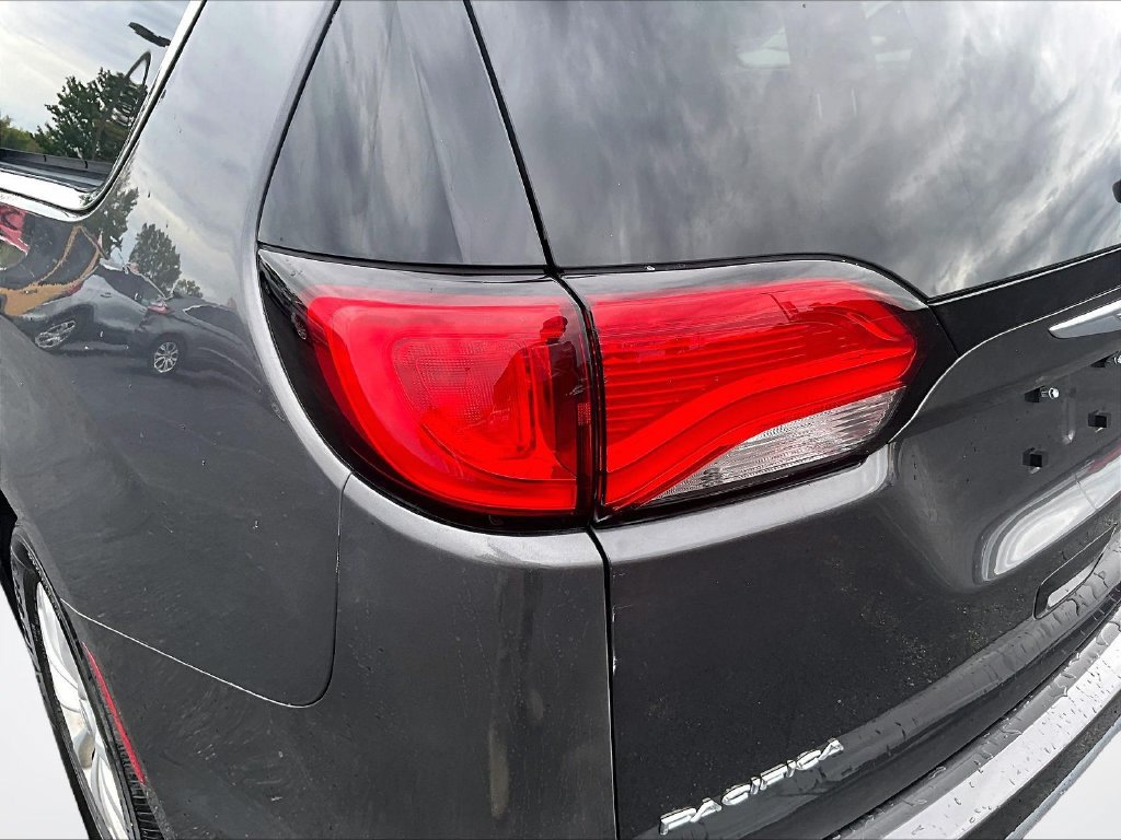 Used 2019 Chrysler Pacifica Touring-L w/ Advanced Safetytec Group FWD image 28