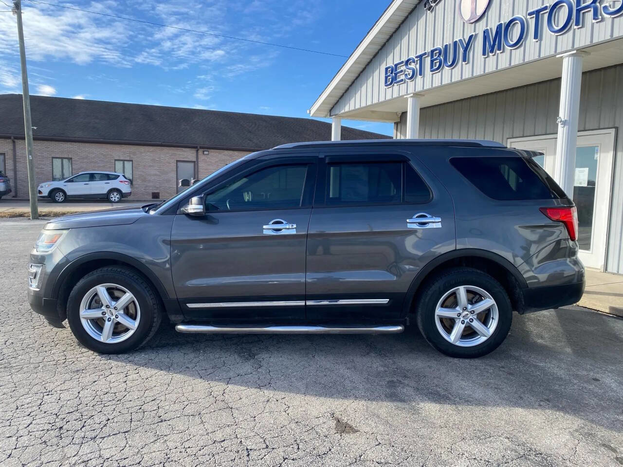 Used 2016 Ford Explorer XLT w/ Equipment Group 202A image 4