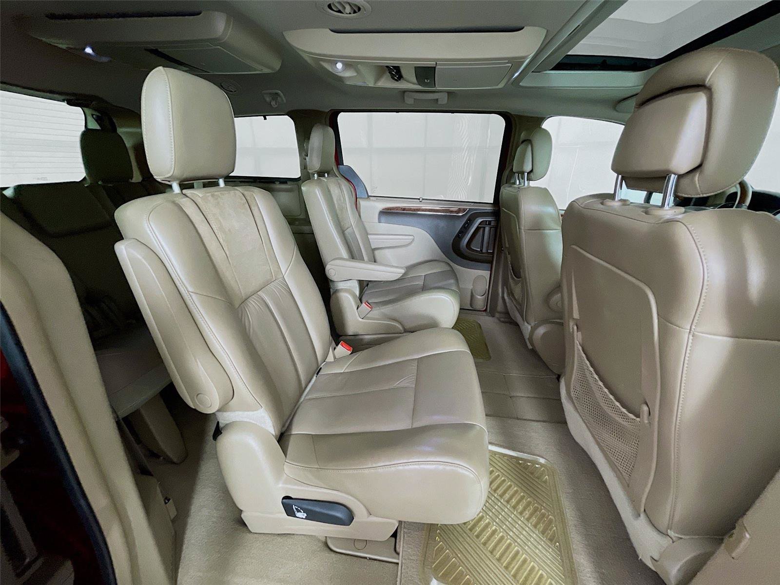 Used 2014 Chrysler Town & Country Limited w/ Luxury Group FWD image 31