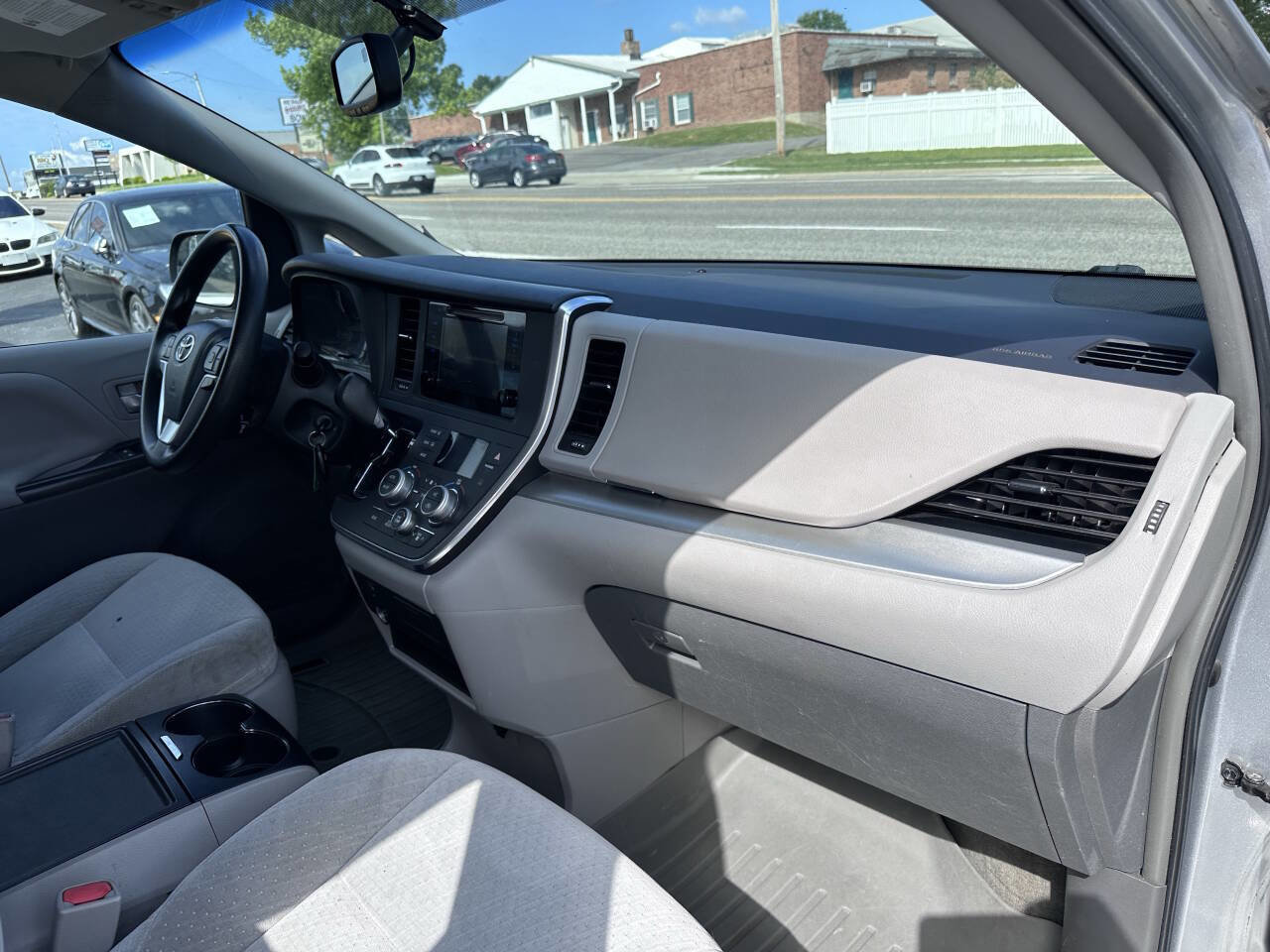 Used 2015 Toyota Sienna LE FWD image 9