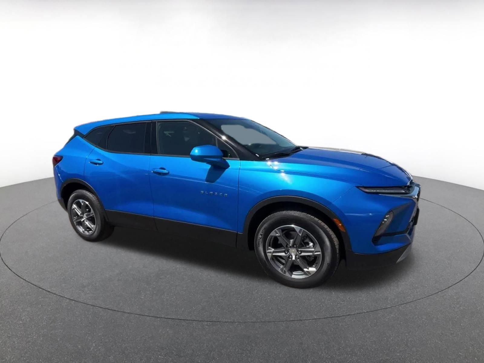 Used 2025 Chevrolet Blazer LT image 2