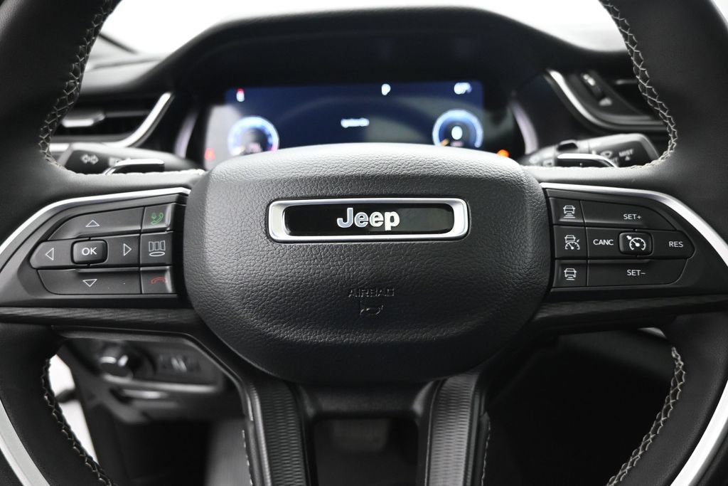 Used 2023 Jeep Grand Cherokee Laredo AWD/4WD image 12