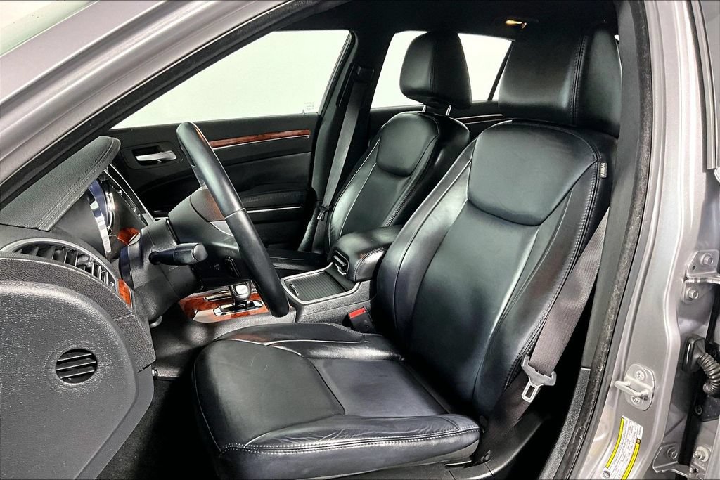 Used 2014 Chrysler 300 w/ Driver Convenience Group RWD image 25