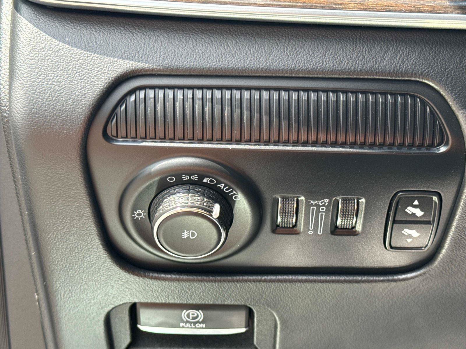 Used 2023 Jeep Grand Wagoneer Series II AWD/4WD image 34