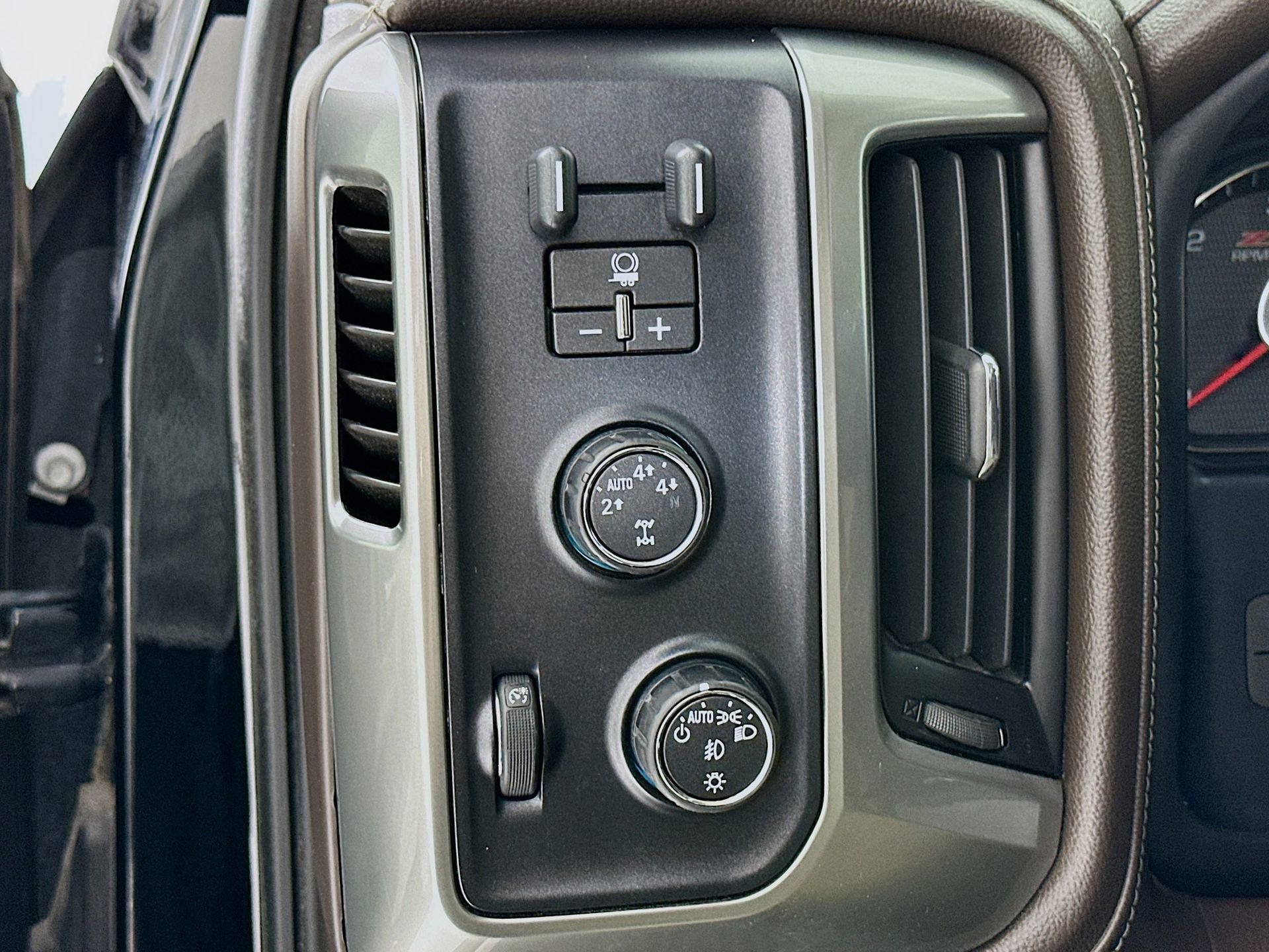 Used 2014 Chevrolet Silverado 1500 LTZ Z71 w/ LTZ Plus Package image 11