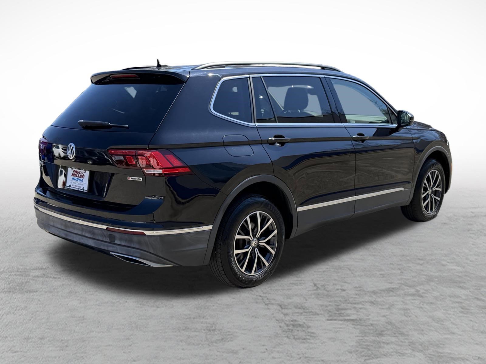 Used 2020 Volkswagen Tiguan SE w/ Panoramic Sunroof Package image 7