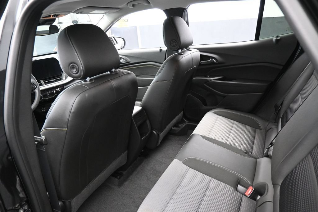 Used 2025 Chevrolet Trax LT FWD image 31