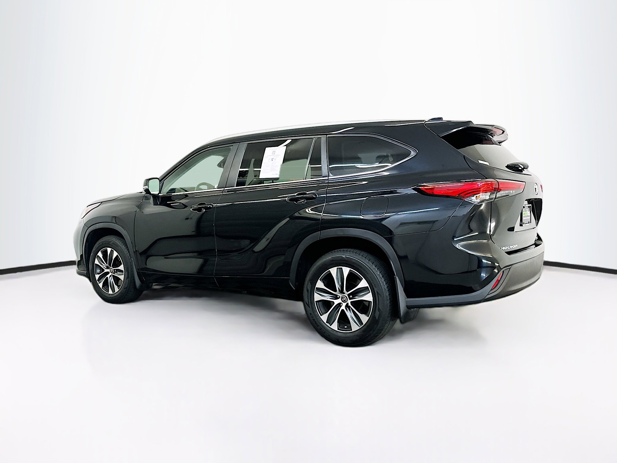 Used 2023 Toyota Highlander XLE image 5