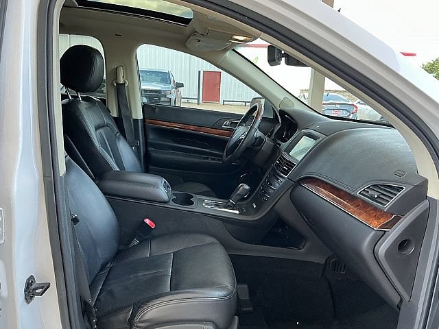 Used 2019 Lincoln MKT AWD image 11