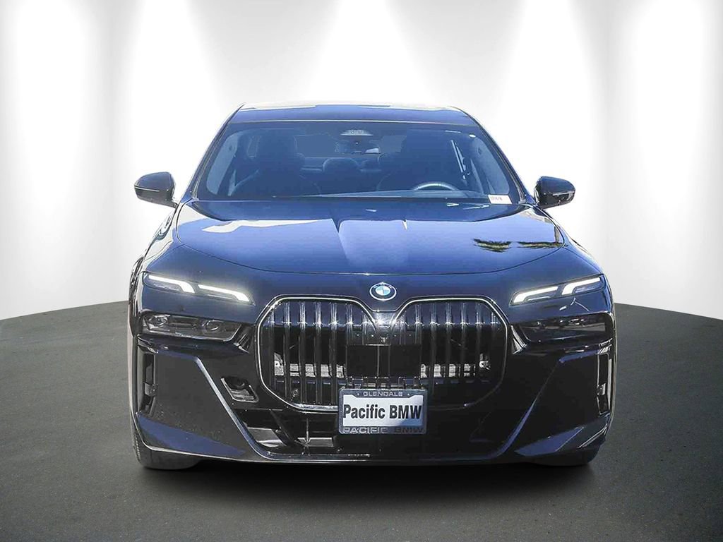 Used 2025 BMW 750e xDrive w/ Premium Package AWD/4WD image 2