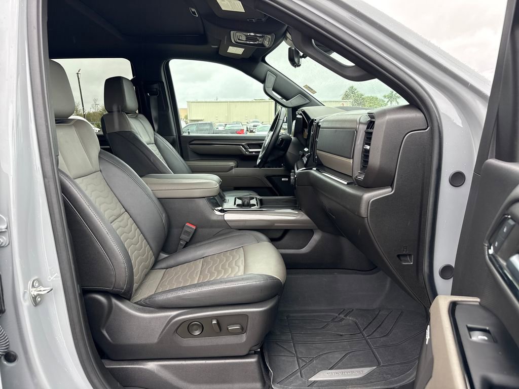 Used 2024 Chevrolet Silverado 2500 ZR2 w/ Technology Package image 29