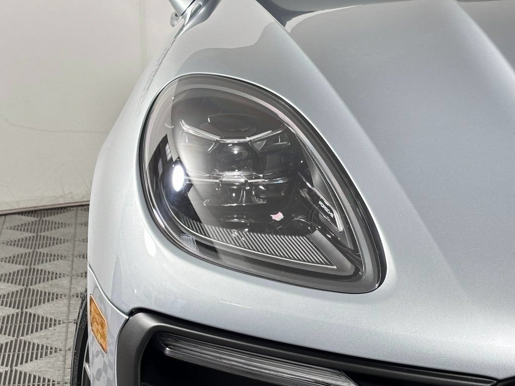 Certified 2026 Porsche Macan AWD/4WD image 11