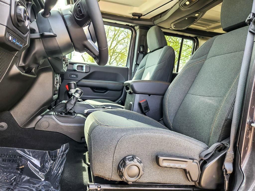 Used 2025 Jeep Wrangler Unlimited Sahara AWD/4WD image 8