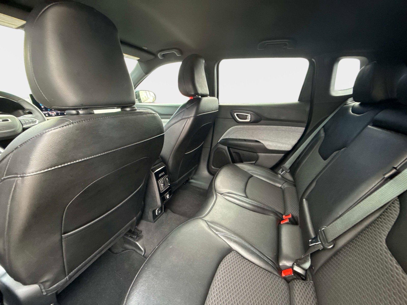 Used 2024 Jeep Compass Latitude image 18