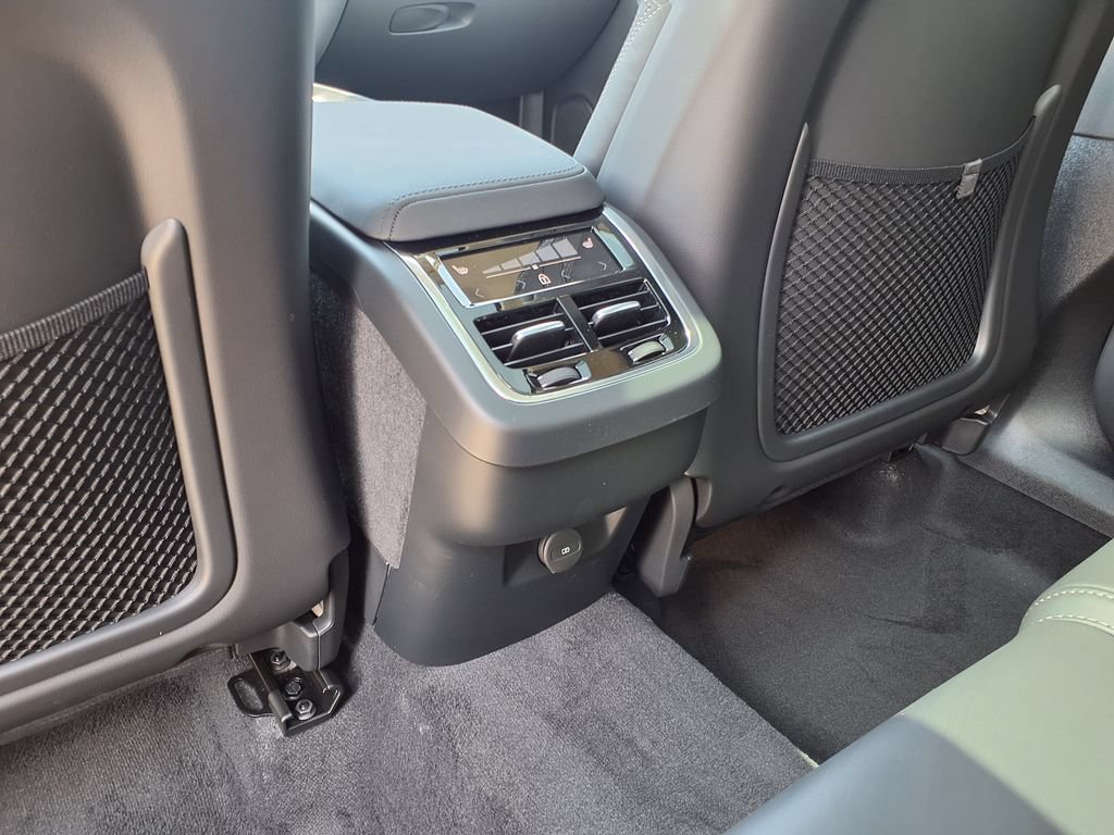 New 2026 Volvo XC60 B5 Ultra w/ Protection Package Premier AWD/4WD image 16
