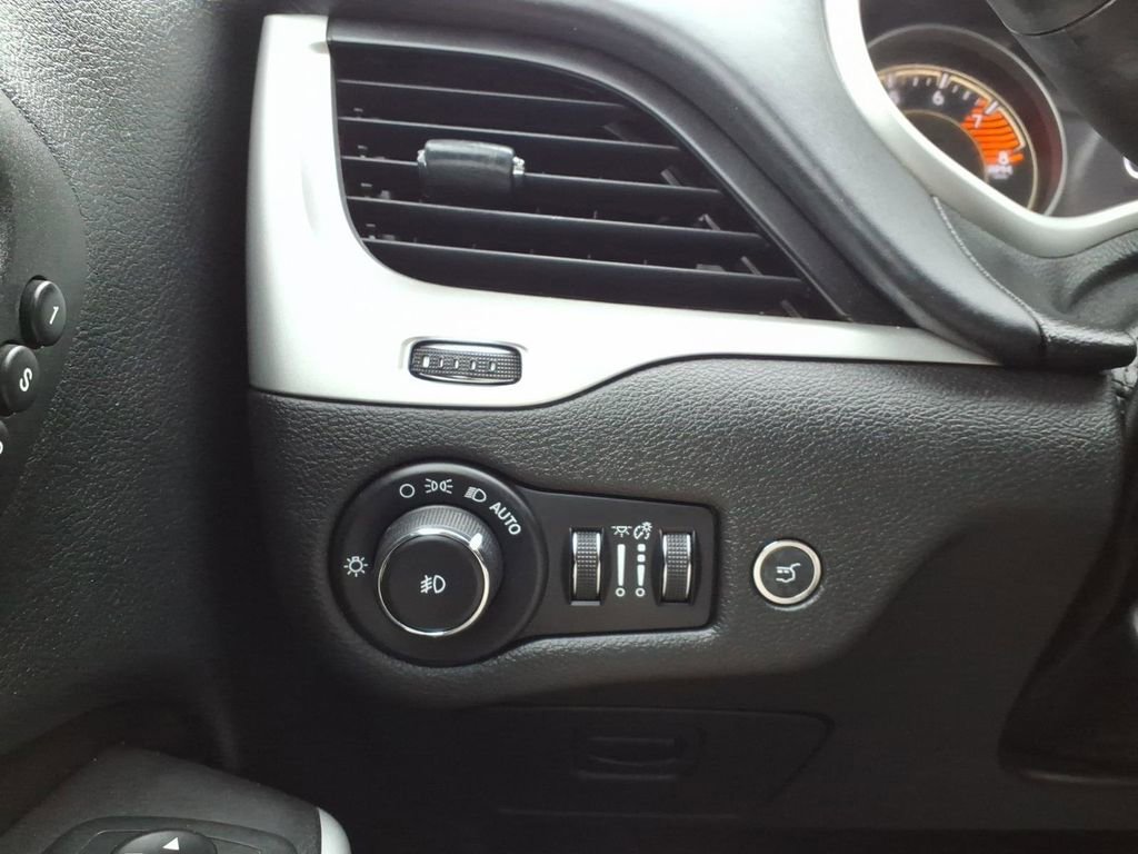 Used 2018 Jeep Cherokee Overland image 13