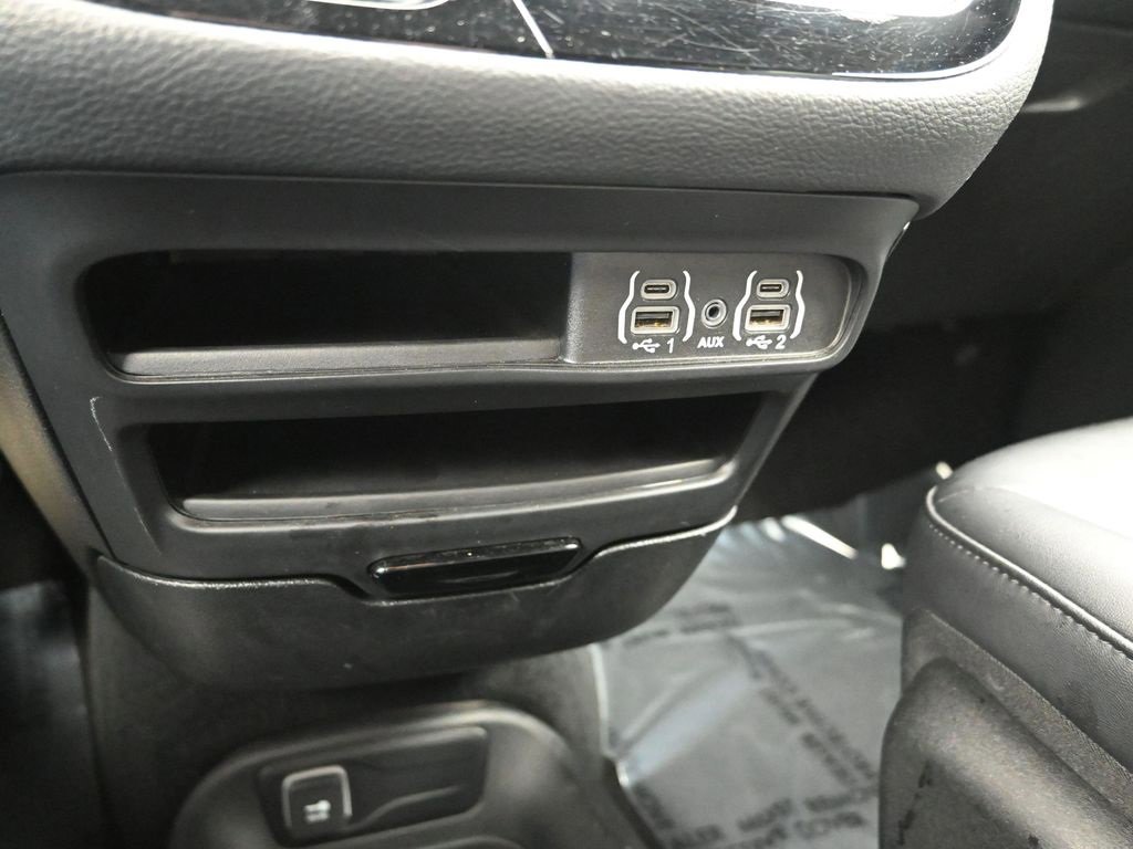 Used 2024 Chrysler Pacifica Select image 20