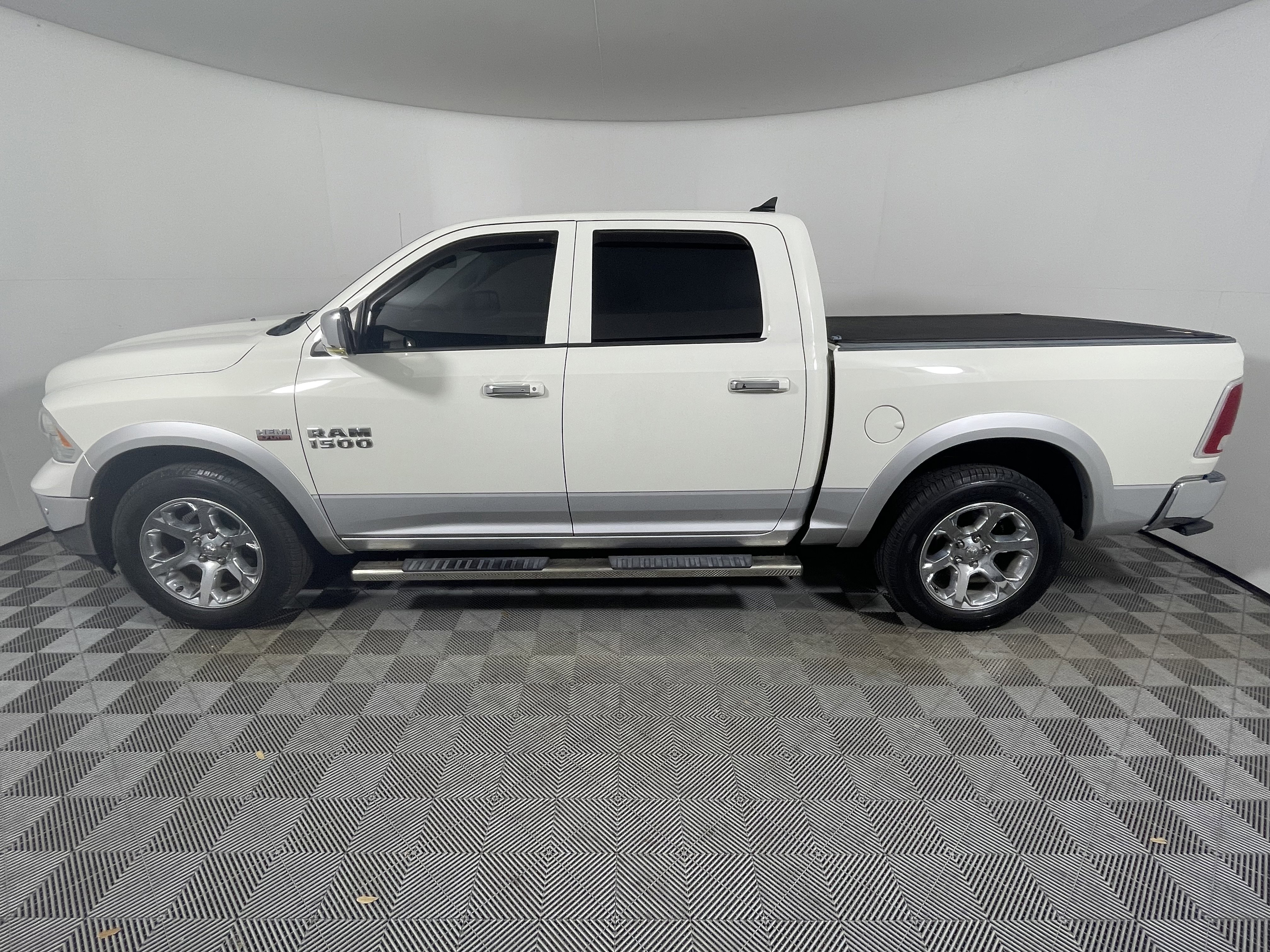 Used 2018 RAM 1500 Laramie w/ Convenience Group AWD/4WD image 2
