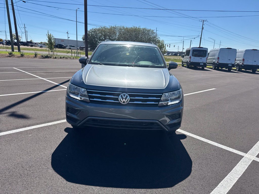 Used 2021 Volkswagen Tiguan SE w/ Panoramic Sunroof Package FWD image 4