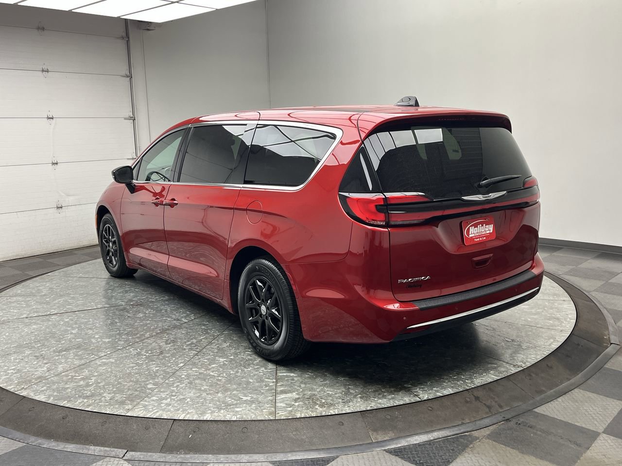 Used 2025 Chrysler Pacifica Select FWD image 2