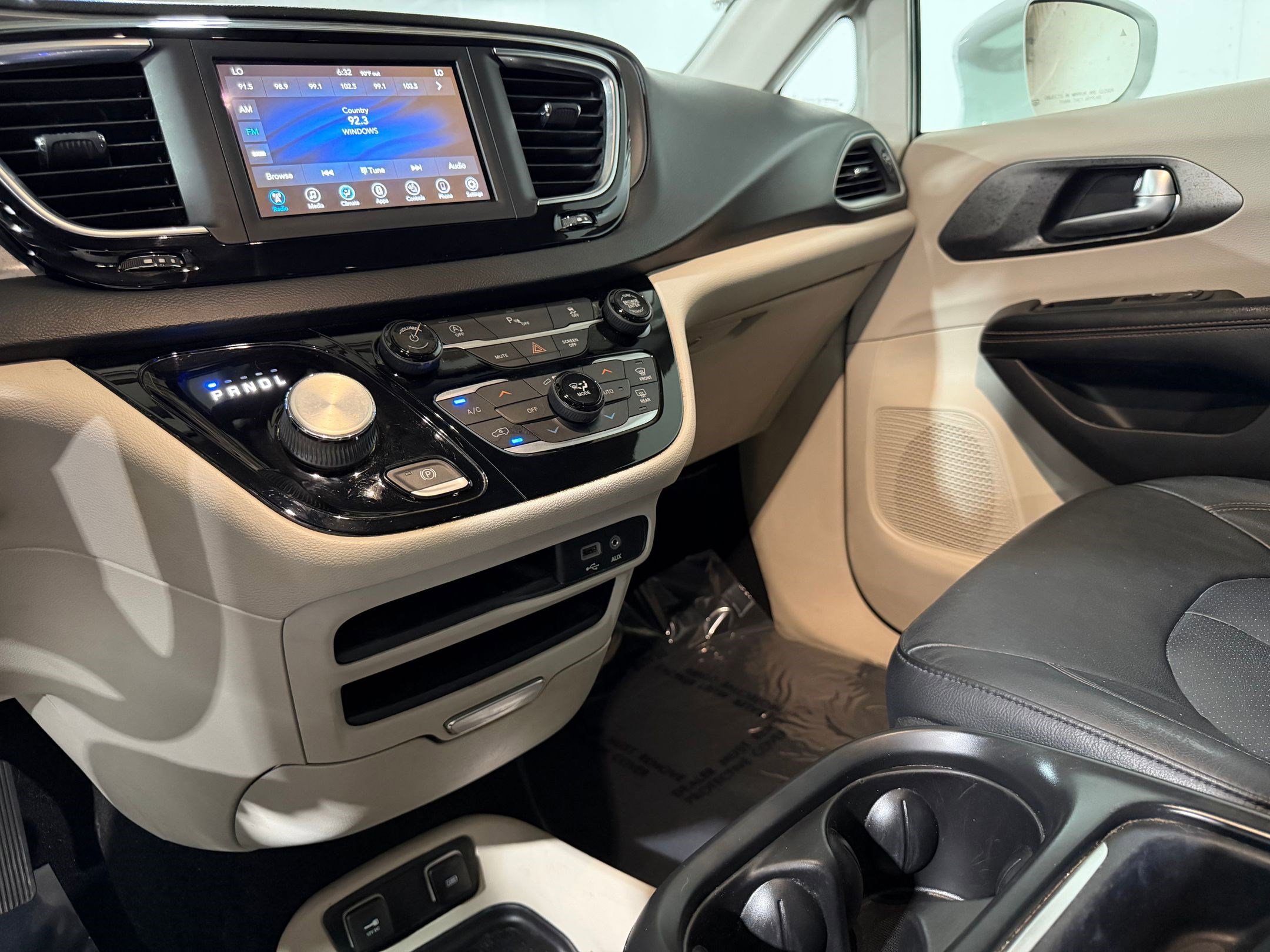 Used 2020 Chrysler Pacifica Touring-L FWD image 26
